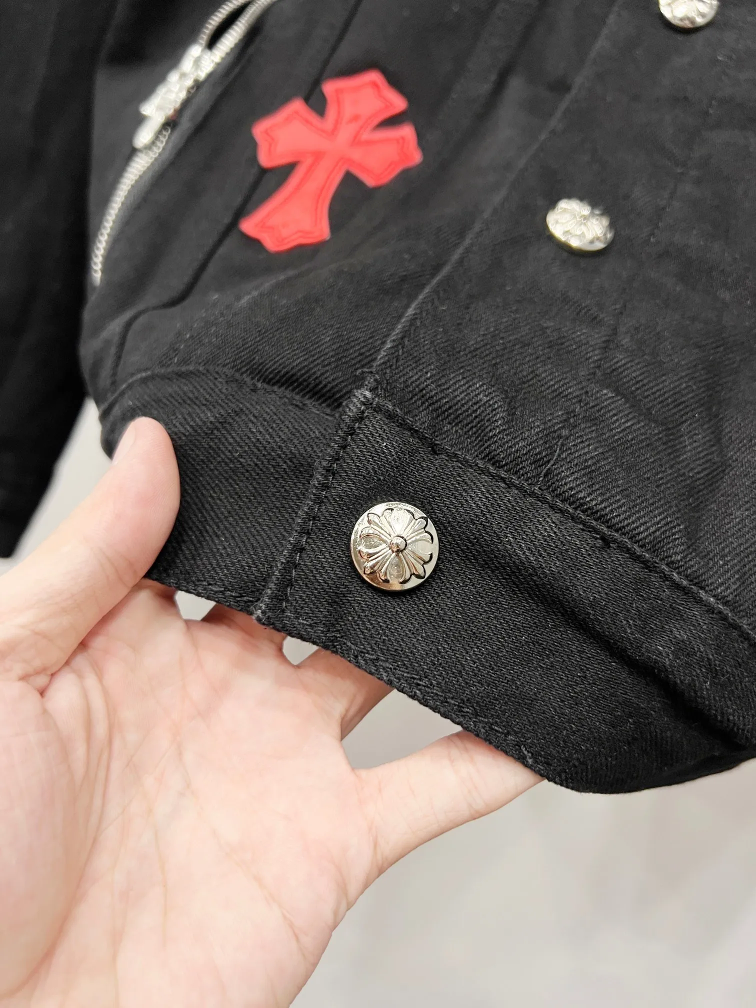 P340 (Higher version of lambswool) Style number: (r079) Chrome Hearts Chrome Hearts colorful patchwork lamb fur collar jacket, the same style as the Internet celebrity star's cross-printed denim jacket, the unique cross design element is full of design. It is made of 100% denim cotton fabric with heavy coarse yarn count, which ensures a stiff and tough silhouette while being soft, comfortable and breathable. The lapel is designed with silver buttons and is full of texture. The classic white cross logo is all over the dress, making it a perfect versatile style for spring and summer! The original loose version is made of high-quality pure cotton fabrics. The fabric pattern is high-definition and delicate without burrs. It is comfortable and breathable to wear. All the buttons are molded and customized. It is casual and fashionable and can be matched with any bottoms. It can be windproof and sunproof in spring and summer. It can be worn outside in autumn and winter! Easily concave shape makes you look slimmer and taller, perfect for both men and women! Color: Black Size: S M L XL